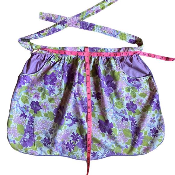 Floral Apron in Purple and Green handmade vintage - Picture 3 of 8